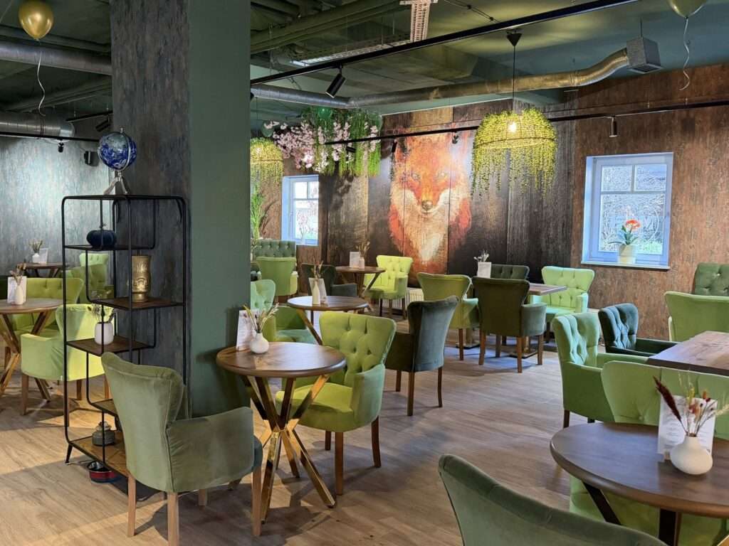 Grüne Sessel und Sitzplätze im Café Mori Erlangen