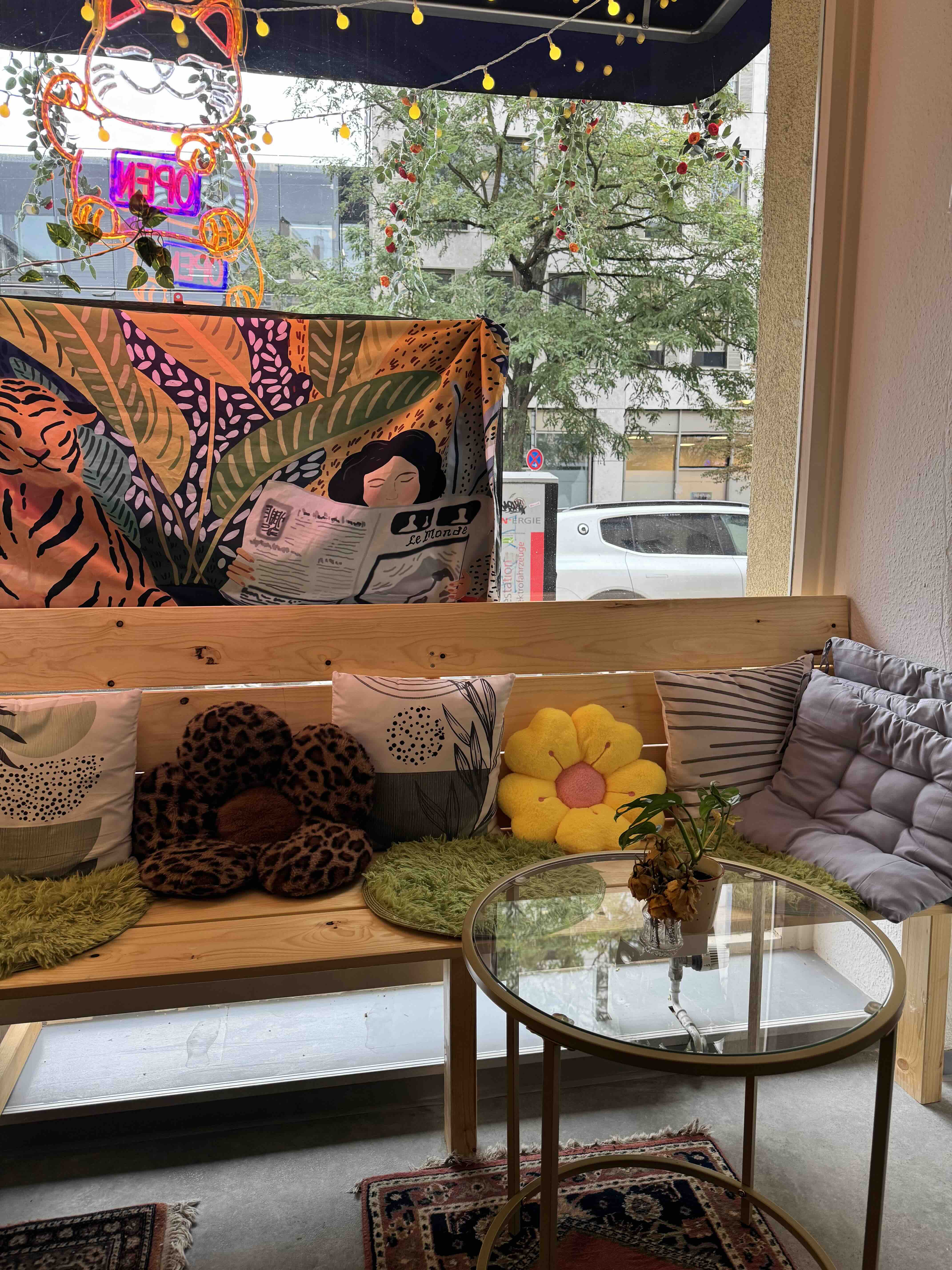 Gemütliche Sitzecke am Fenster im Café Flowermoon Nürnberg