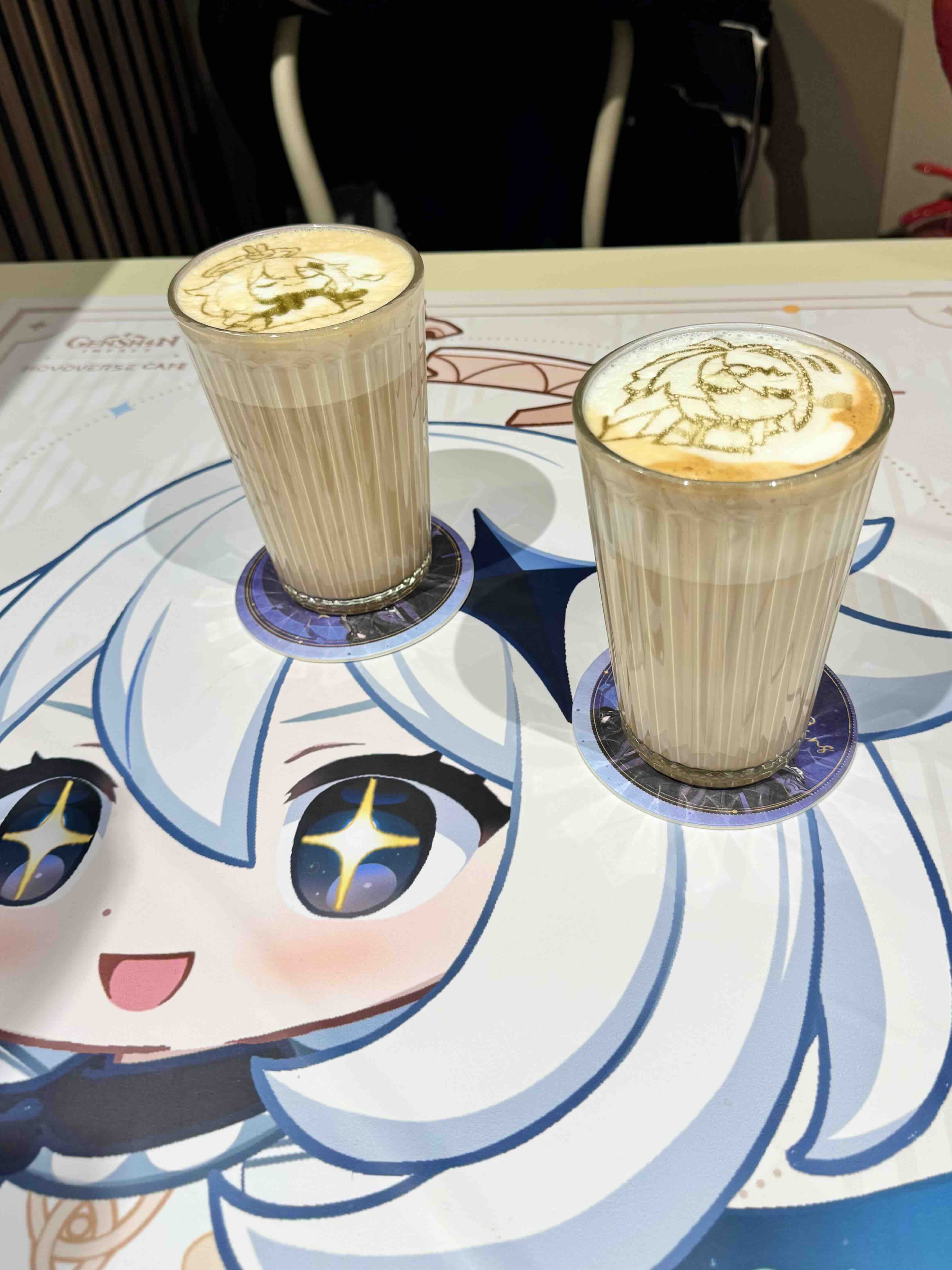 Café Latte mit Genshin Impact Motiv im HoYoverse Café Berlin