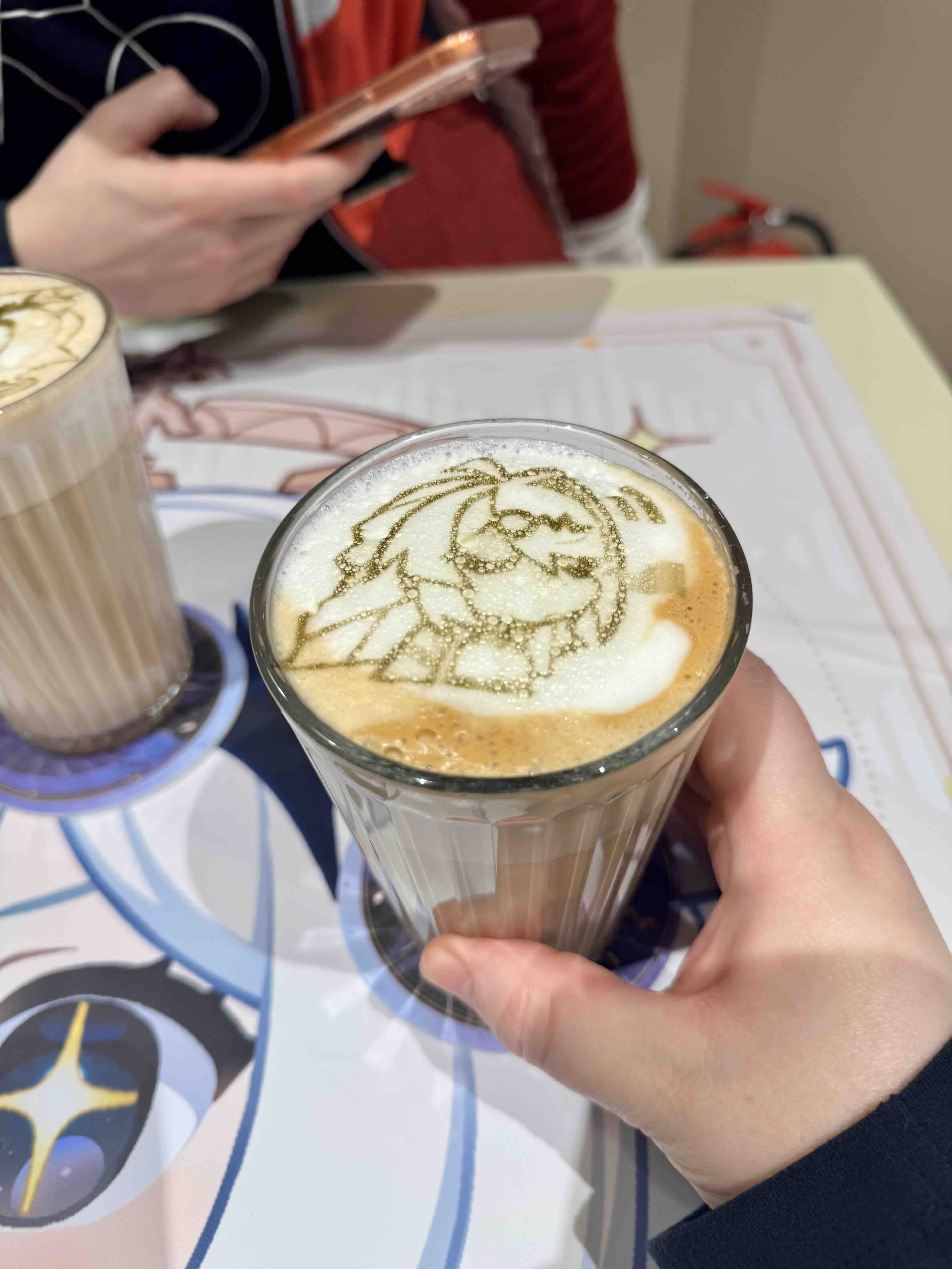 Café Latte mit Genshin Impact Motiv im HoYoverse Café Berlin