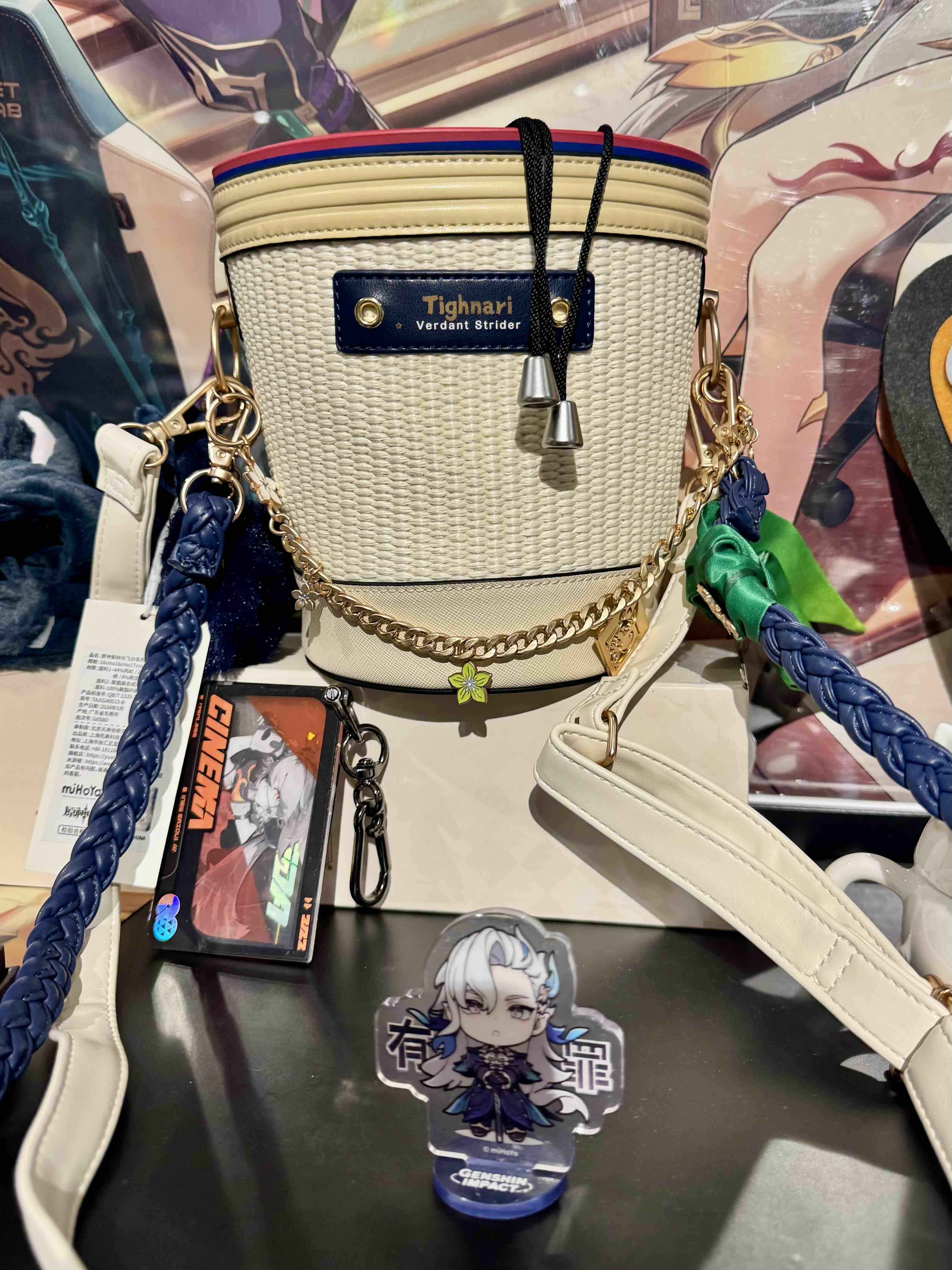 Genshin Impact Tasche im Merchandise Bereich des HoYoverse Cafés