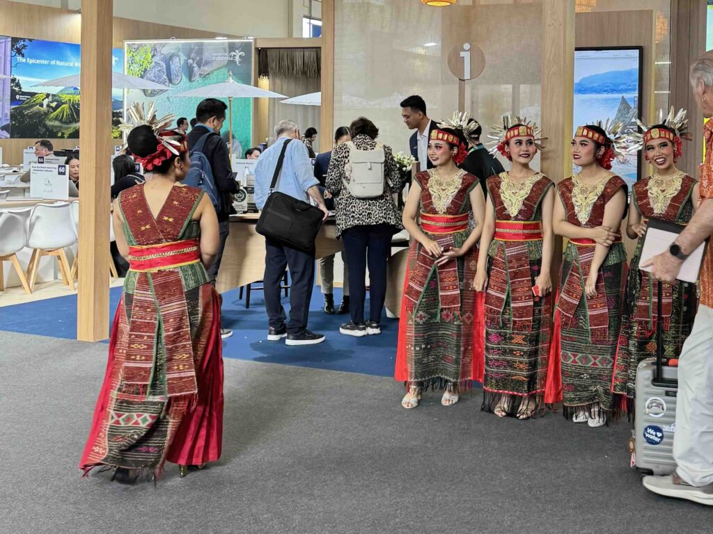 Indonesischer Messestand mit traditionell gekleideten Teilnehmerinnen auf der ITB Berlin 2026