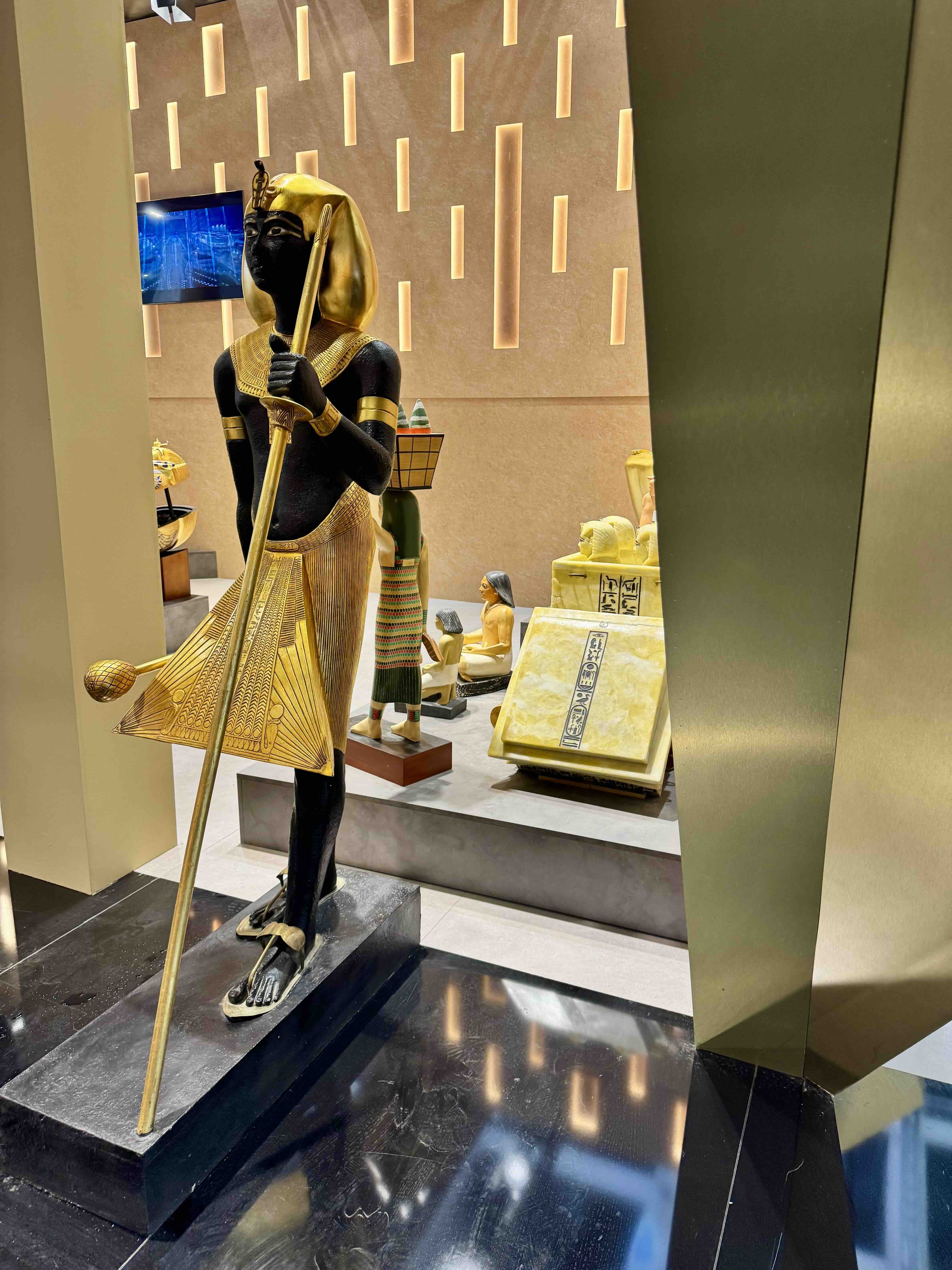 Altägyptische Repliken mit Anubis-Figur im Ägypten-Pavillon der ITB Berlin 2026