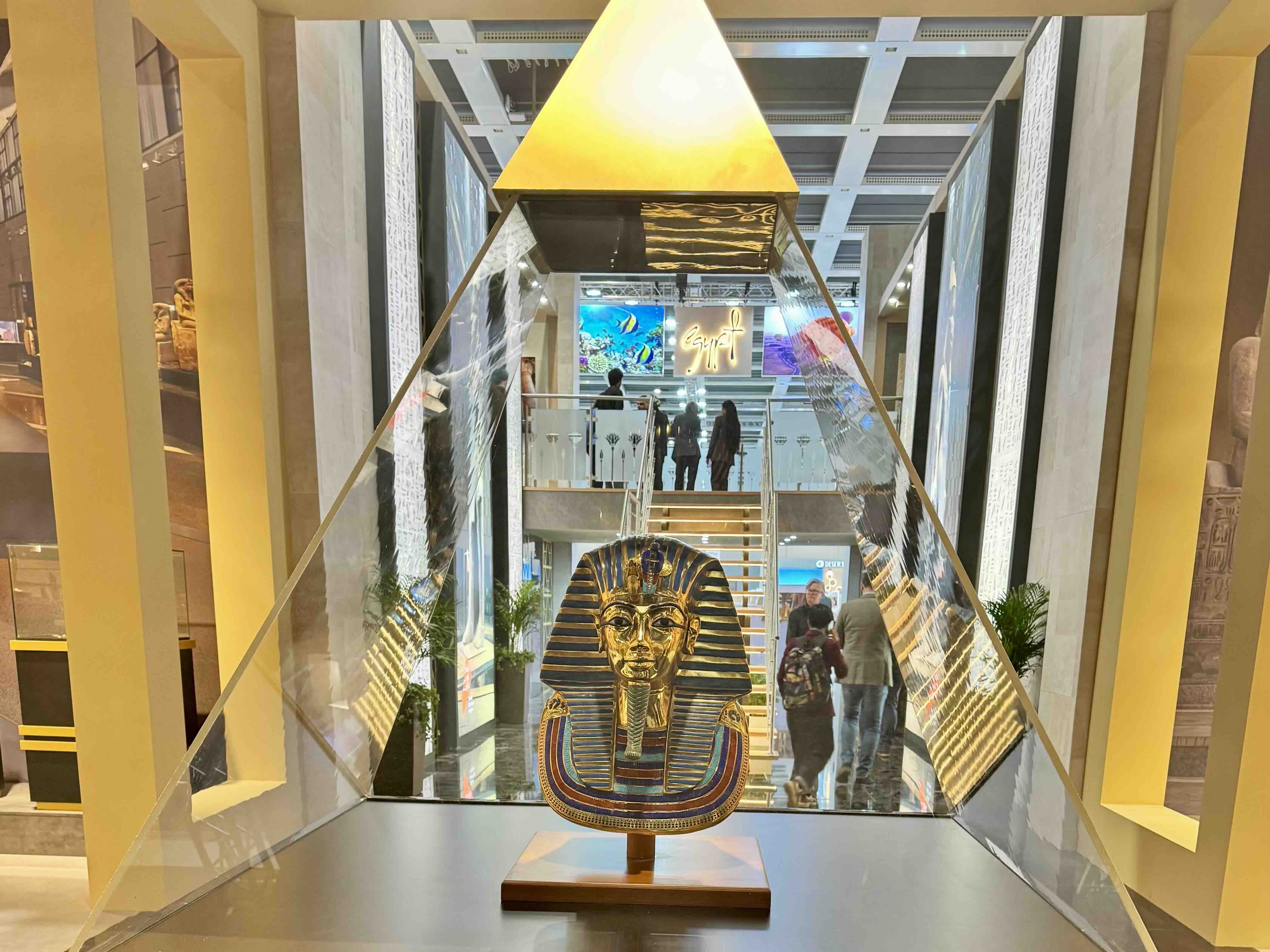 Replik der goldenen Totenmaske Tutanchamuns auf der ITB Berlin 2026