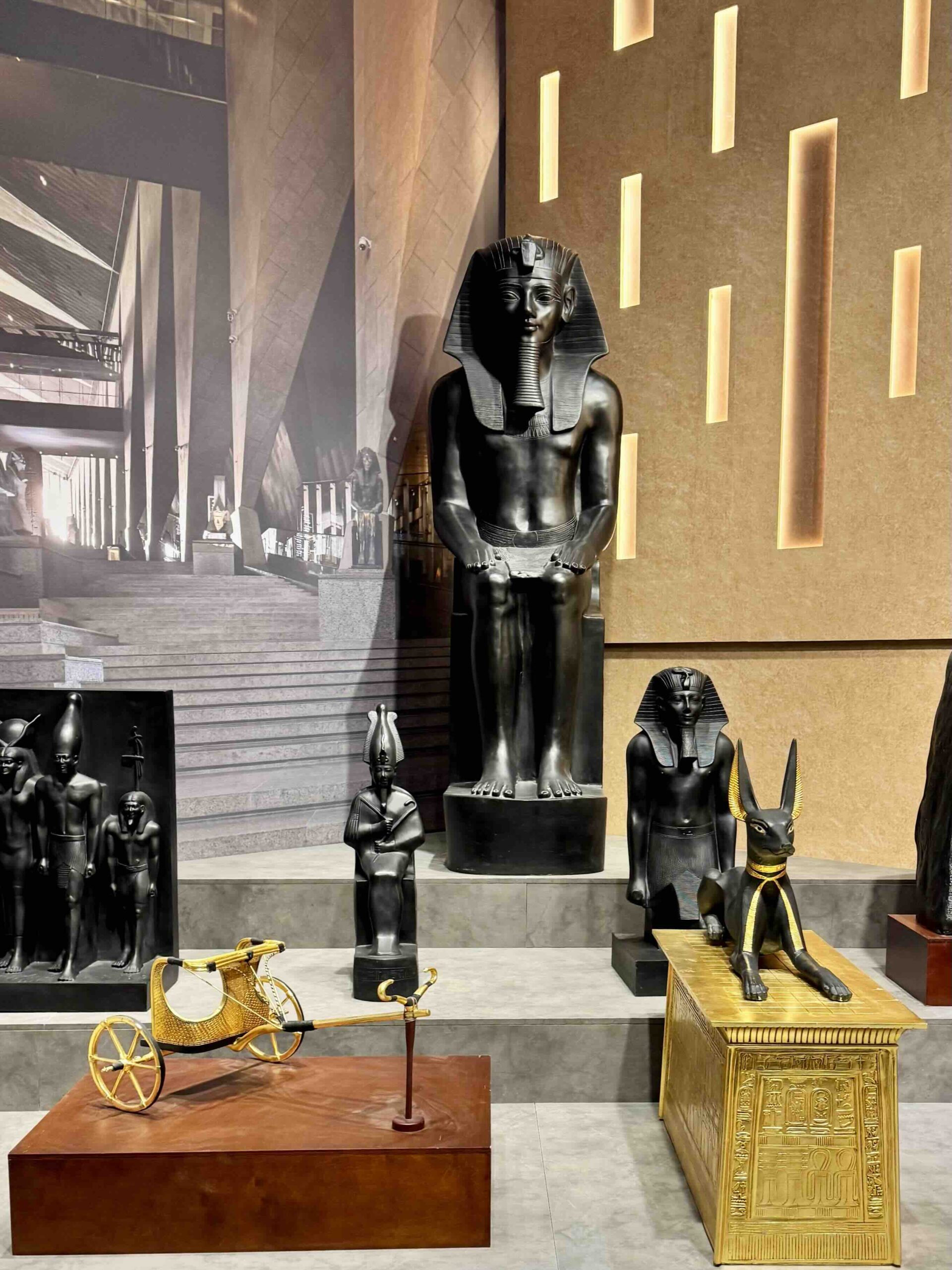 Repliken altägyptischer Figuren im Ägypten-Pavillon auf der ITB Berlin 2026