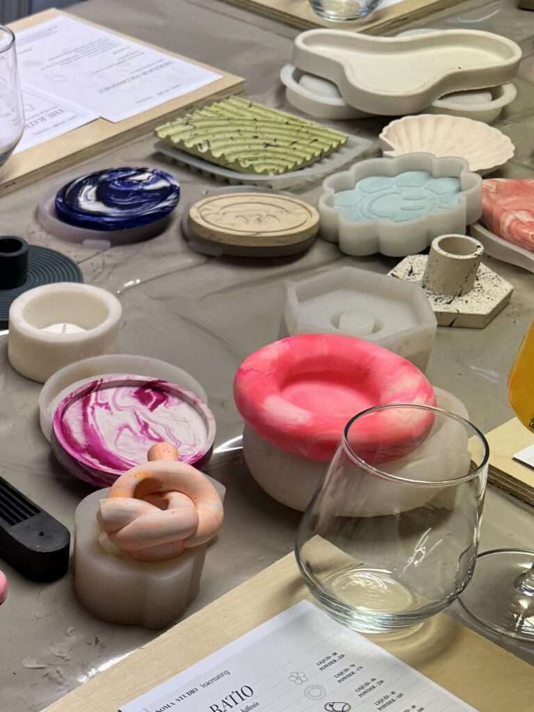 Jesmonite Workshop - verschiedene bunte Jesmonite Teile auf einem Tisch