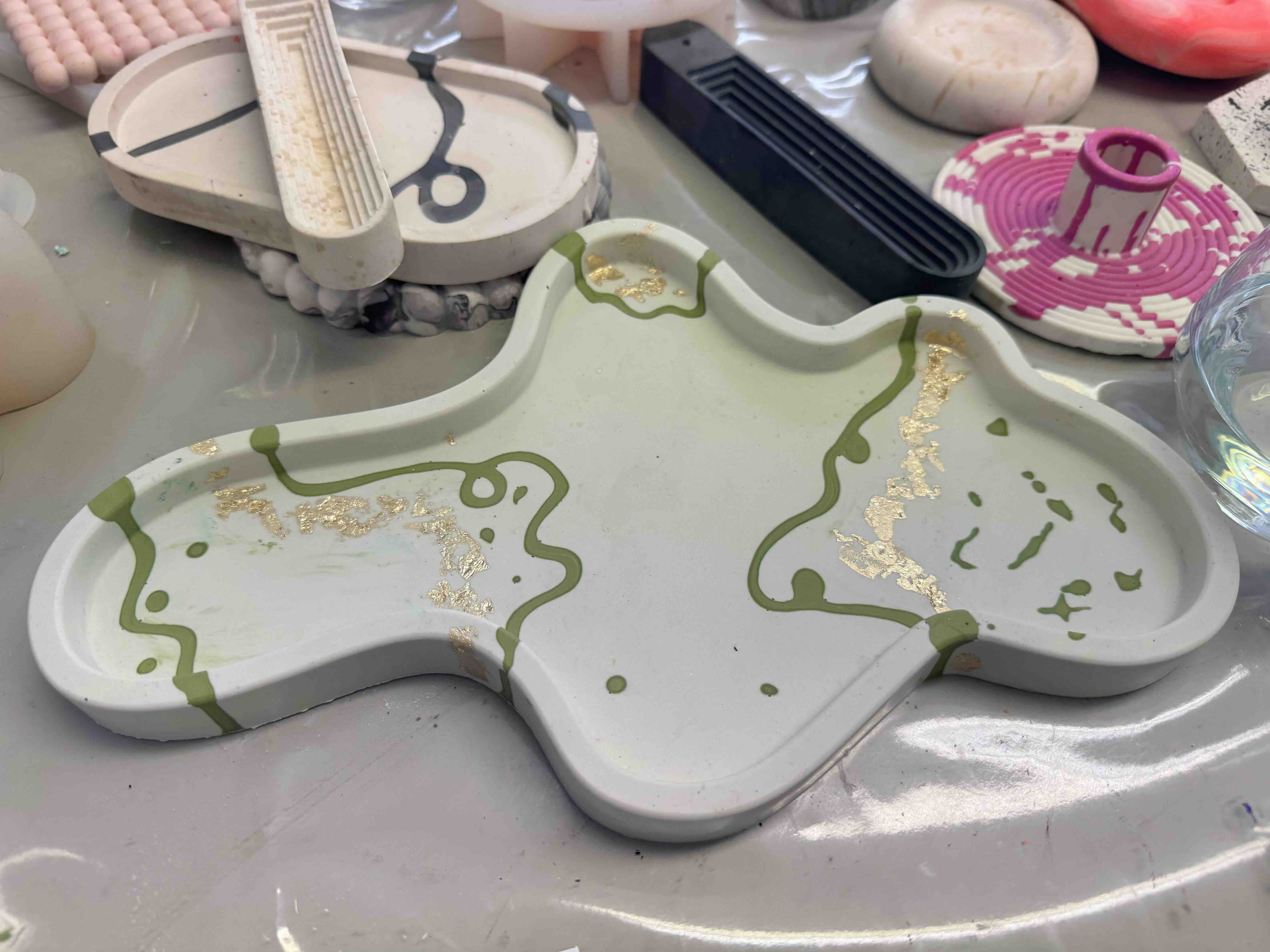 Fertige Jesmonite Pieces nach einem kreativen Workshop