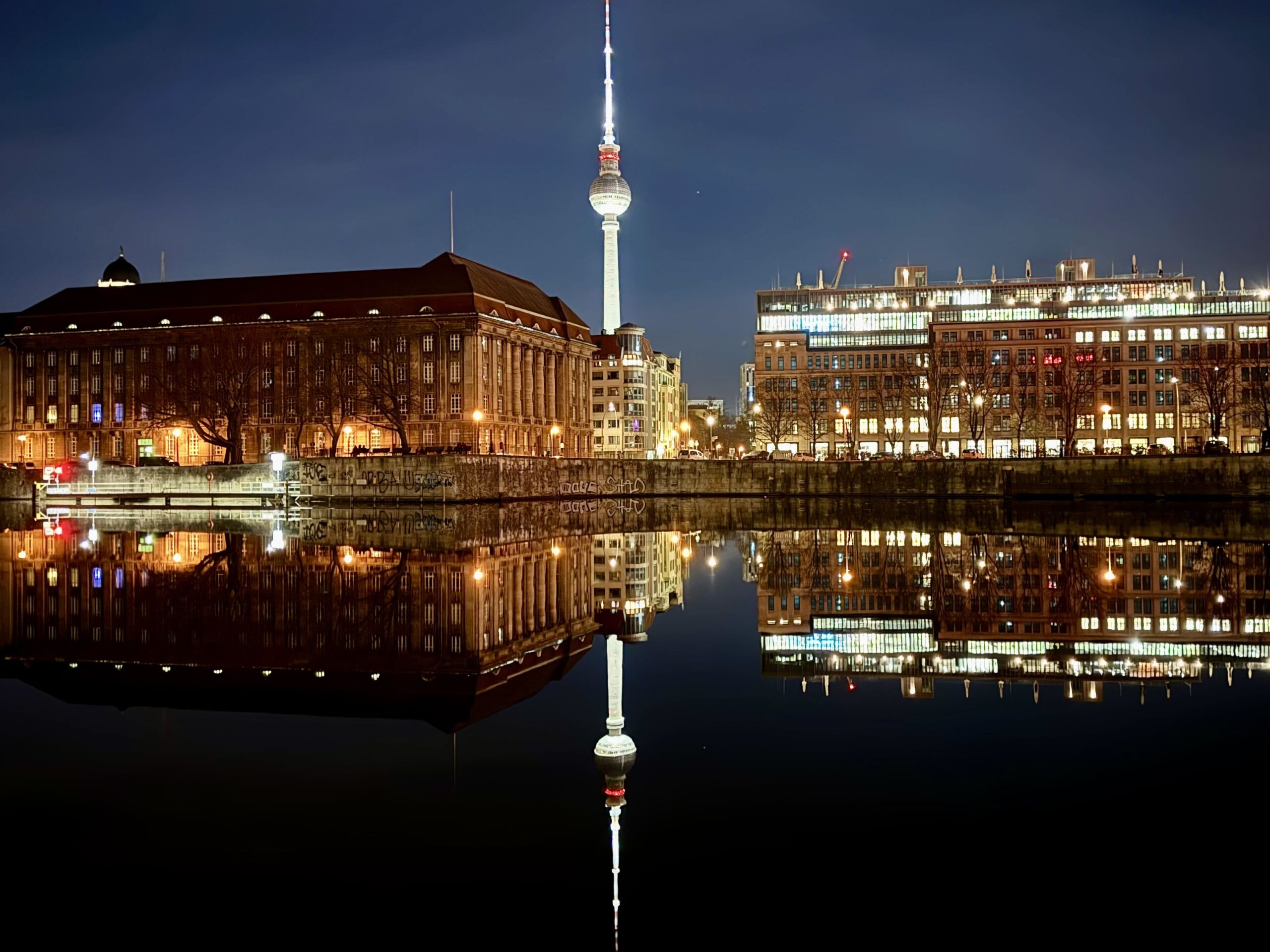 Spiegelung des Berliner Fernsehturms in der Spree bei Nacht