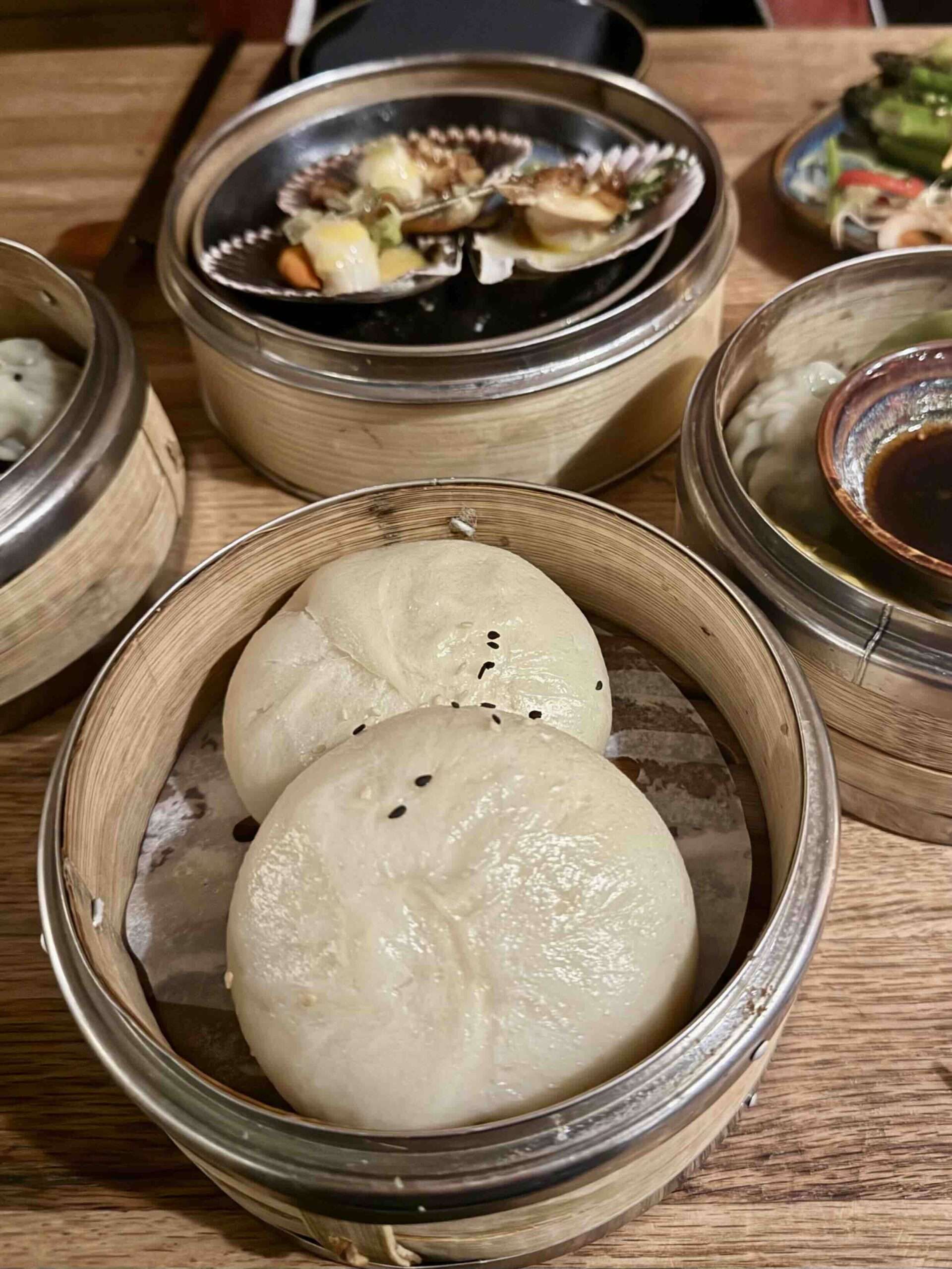 Baozi und Dumplings in Bambuskörben im Spree Fumée