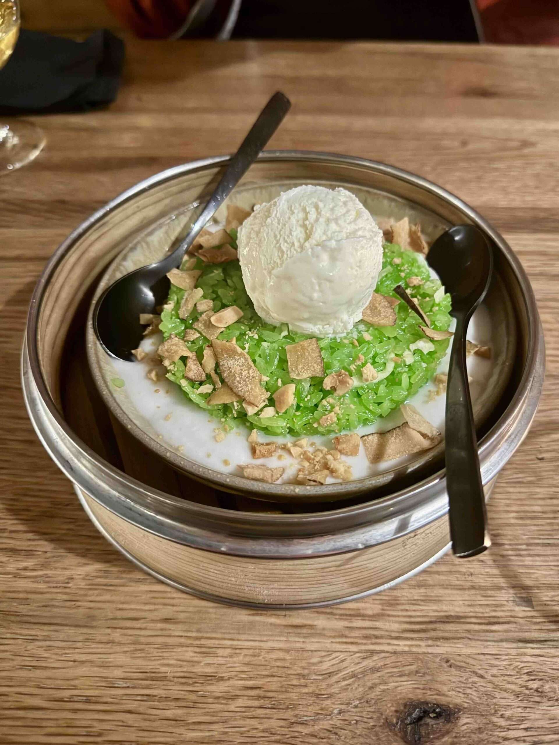 Grüner Pandan Klebreis mit Kokosmilch und Kokoseis im Spree Fumée