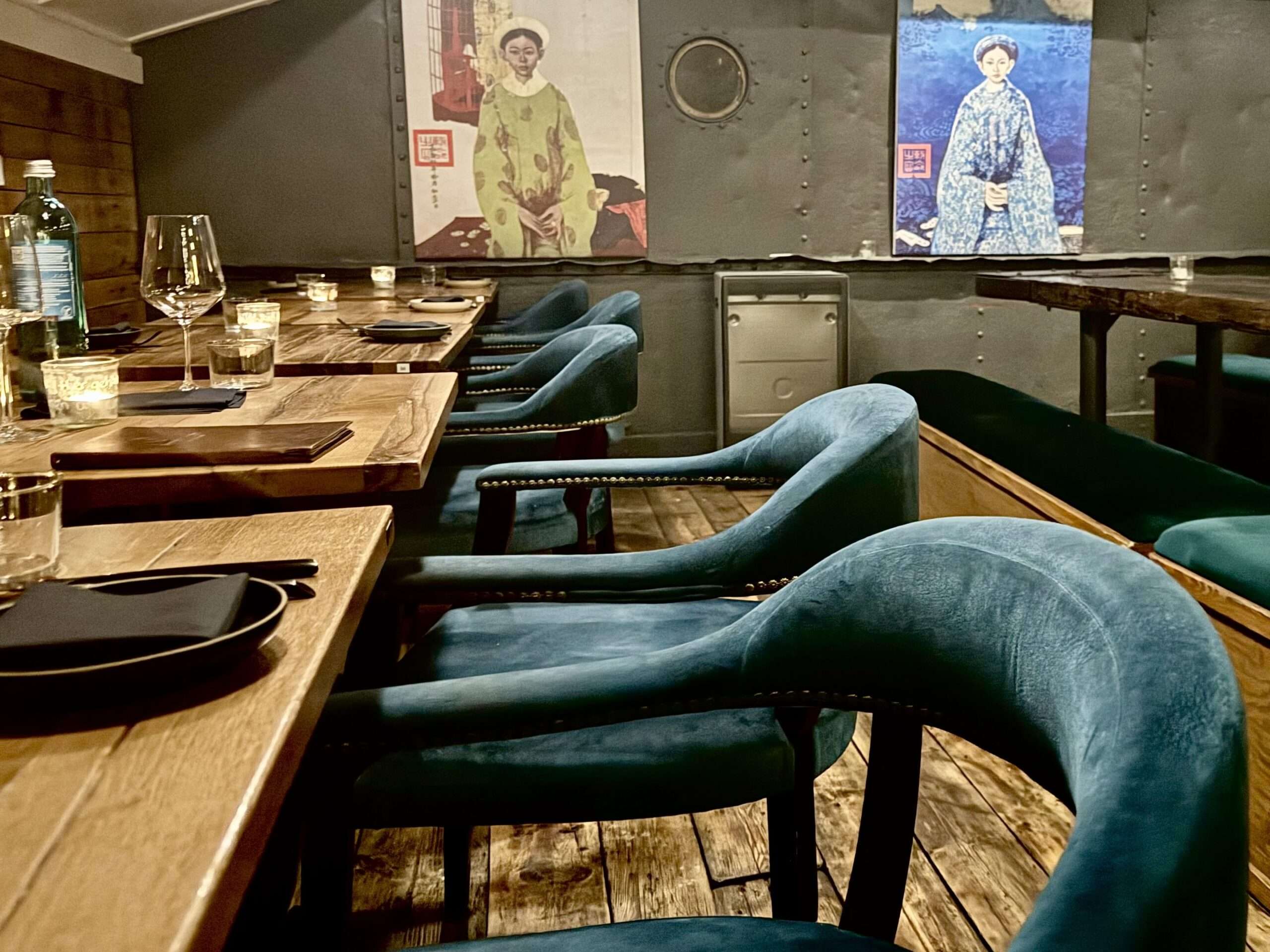 Innenraum des Spree Fumée Restaurantschiffs in Berlin