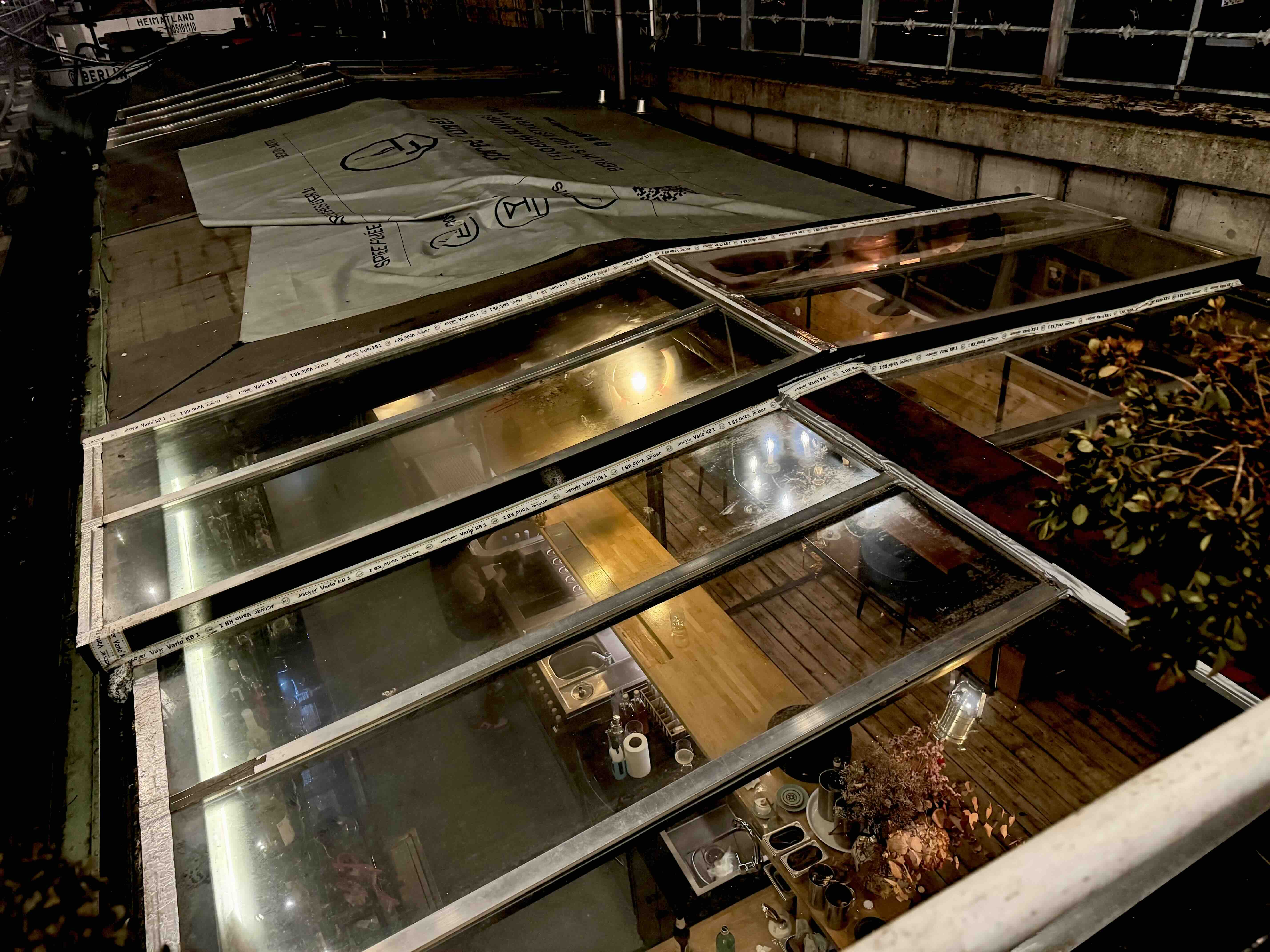 Schiffe im Historischen Hafen Berlin bei Nacht
