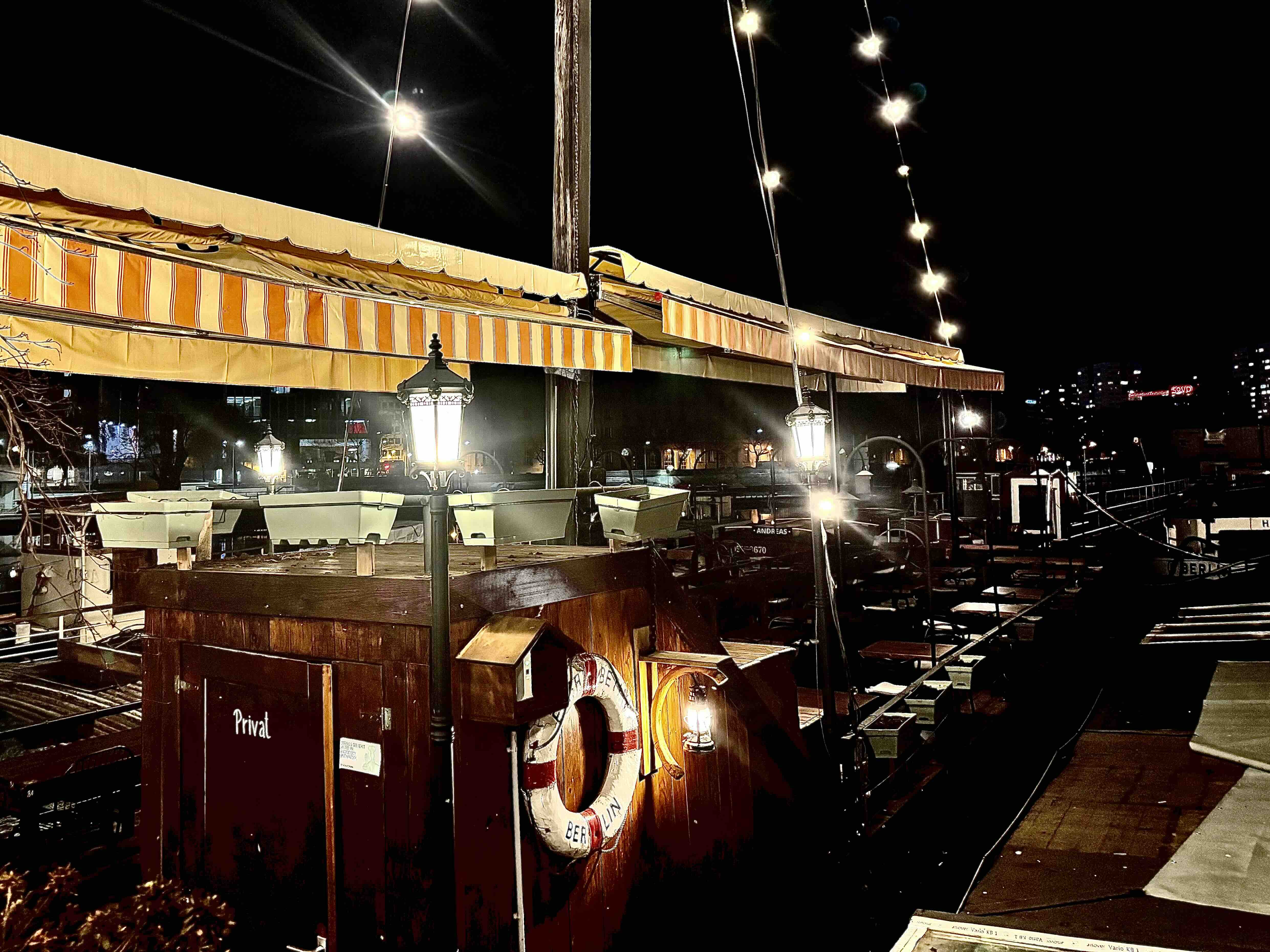 Beleuchtetes Spree Fumée Restaurantschiff im Historischen Hafen Berlin