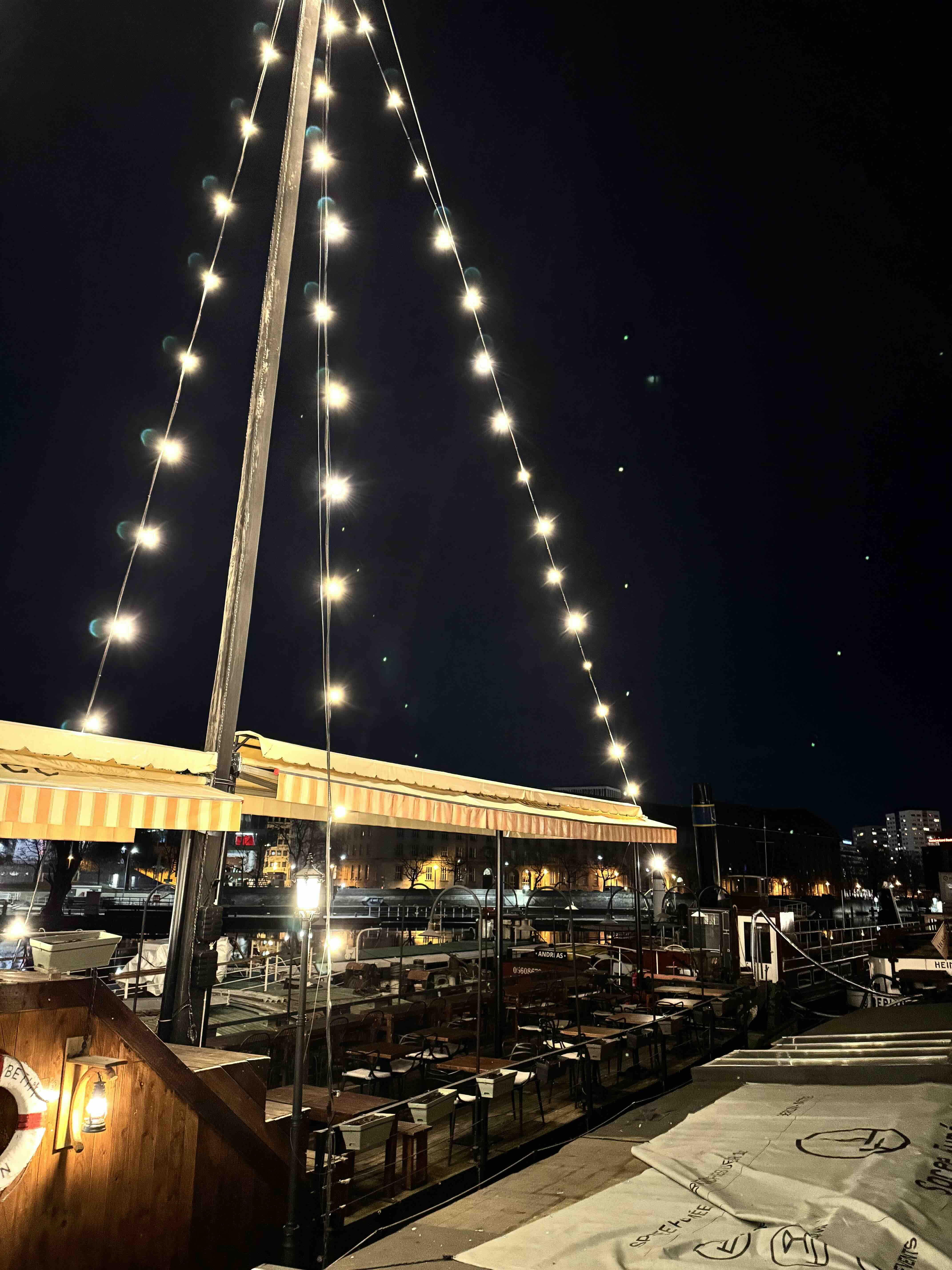 Spree Fumée Restaurantschiff bei Nacht in Berlin