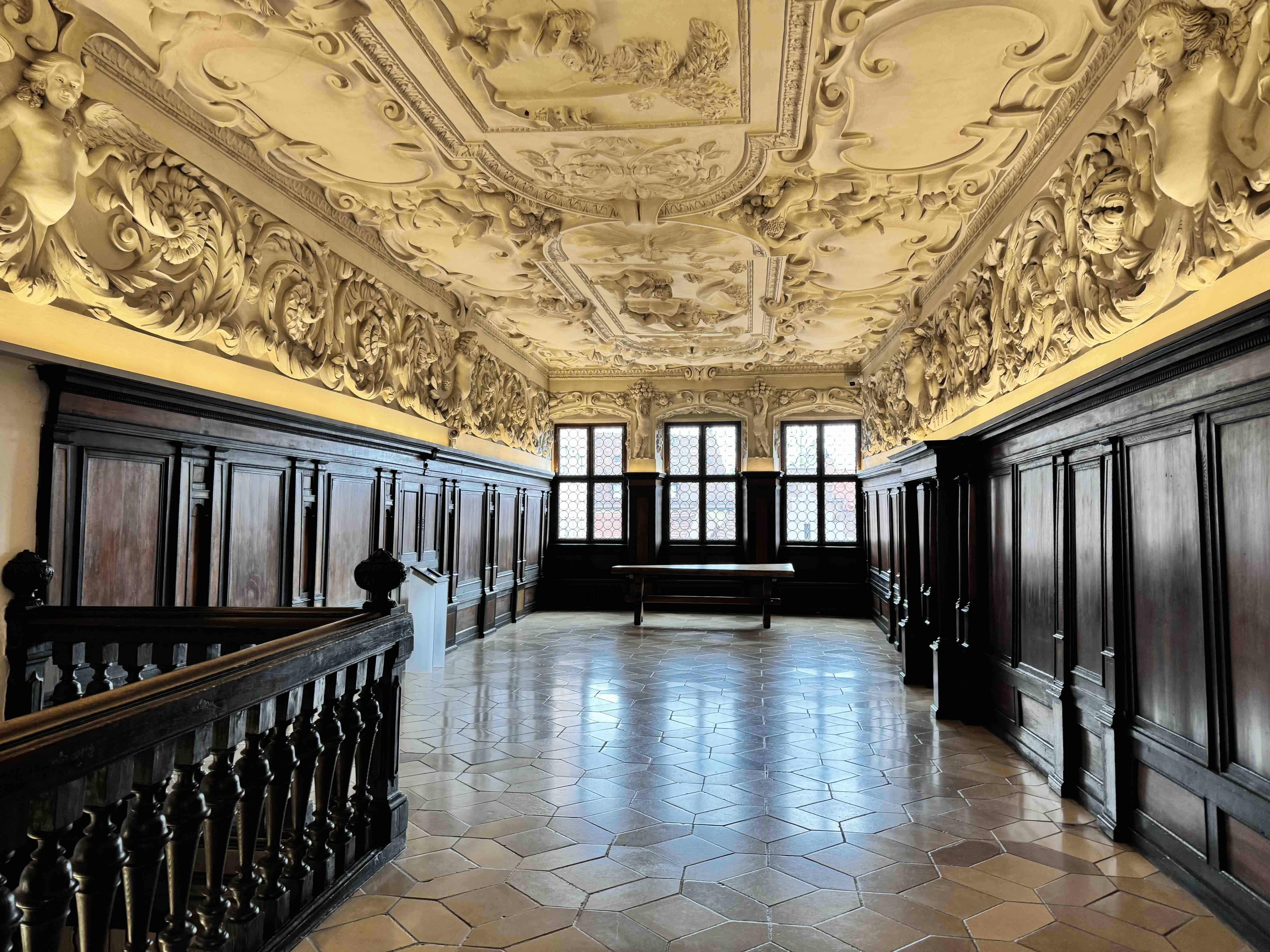 Historischer Raum mit verzierter Decke im Fembo-Haus Nürnberg
