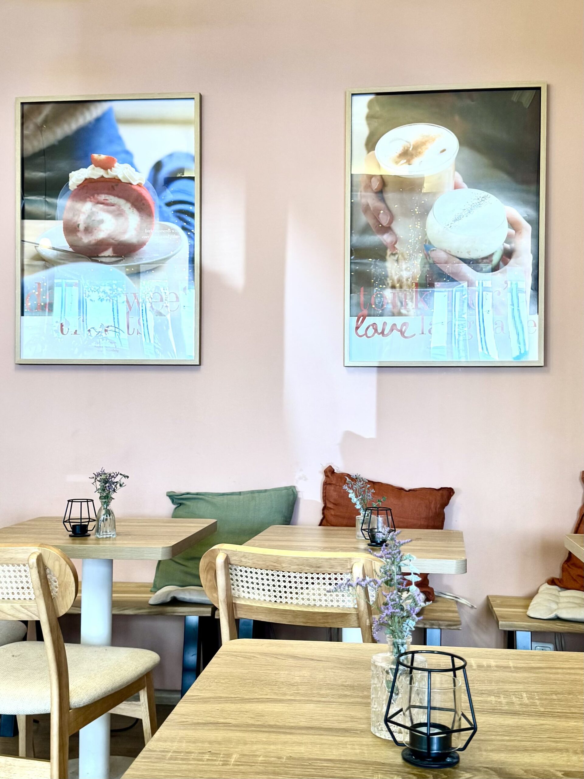 Innenraum des Tonkiner Café in Nürnberg mit Sitzbank und Holztischen