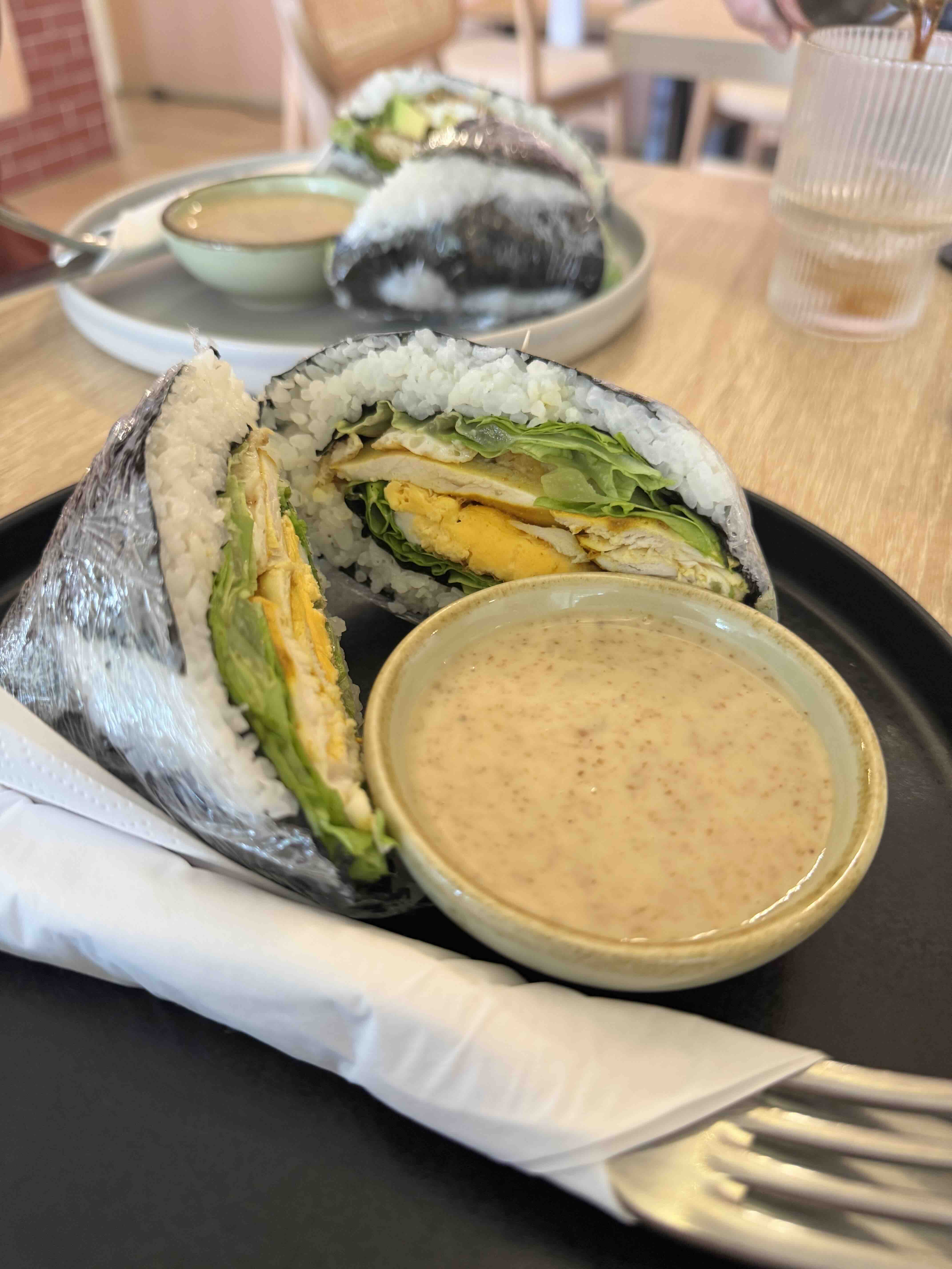 Rice Sandwich mit Reis, Nori, Ei und Salat im Tonkiner Café Nürnberg